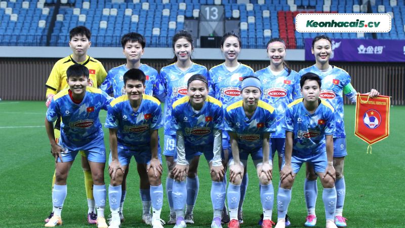 Đội hình ra sân của hai đội Đội hình ra sân của hai đội