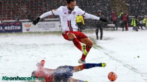 yếu tố sân bãi và thời tiết ảnh hưởng thế nào đến tỷ lệ kèo